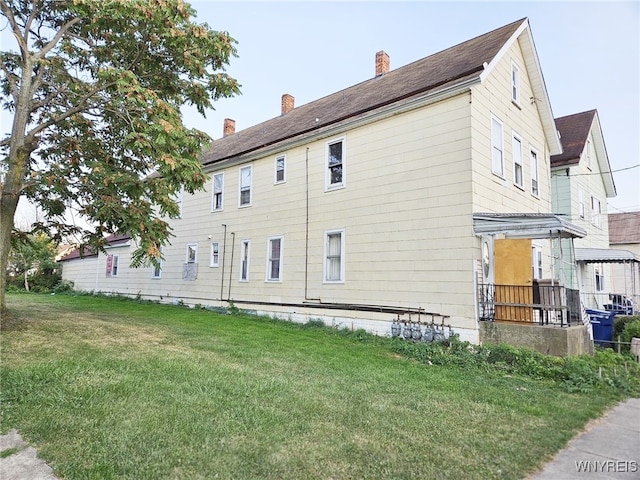 view of side of property featuring a yard