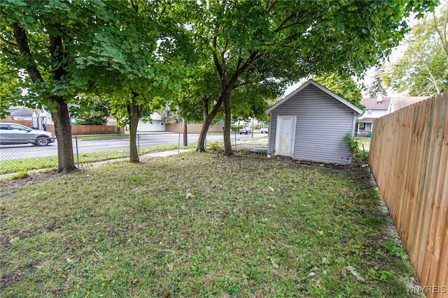 view of yard with a storage shed