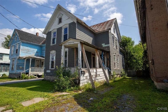 view of front of property featuring a front lawn