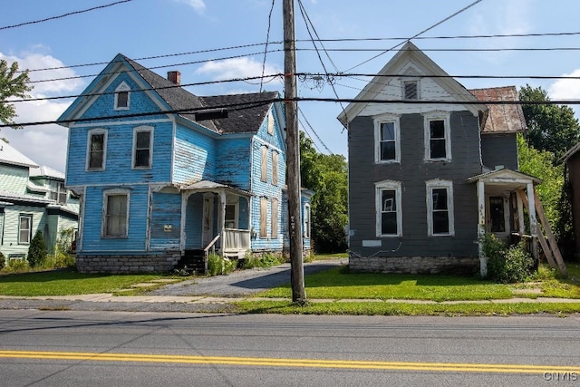 victorian home with a front lawn