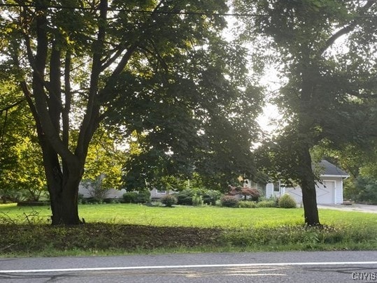 view of front of house featuring a garage and a front yard