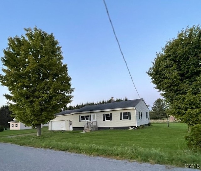 view of front facade featuring a front lawn