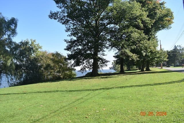 view of property's community featuring a yard