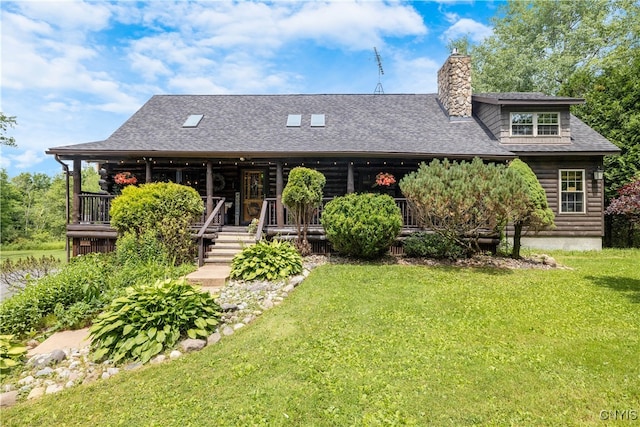 view of front facade with a front lawn and covered porch