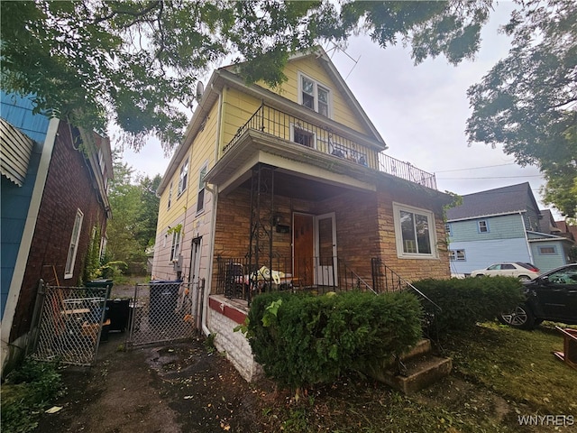 view of front of property featuring a balcony