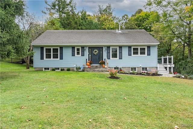 view of front of property featuring a front lawn