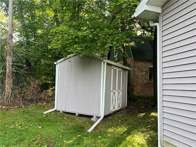 view of outdoor structure with a yard