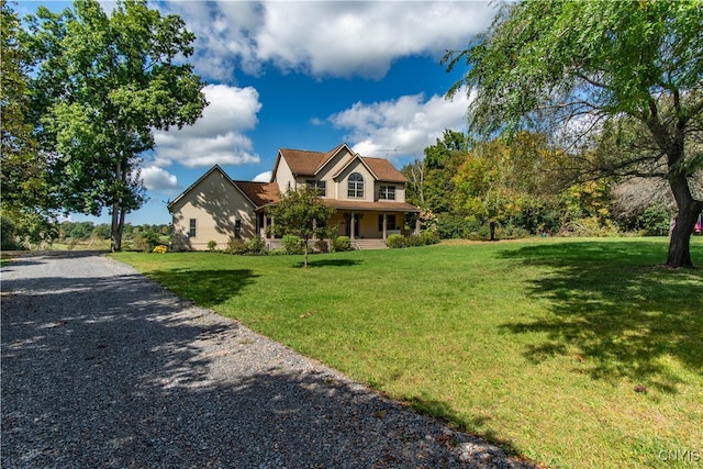 view of front of property featuring a front lawn