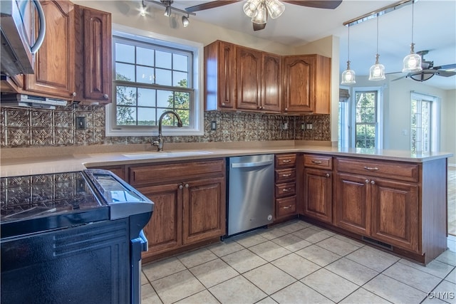 kitchen featuring appliances with stainless steel finishes, sink, a wealth of natural light, and ceiling fan