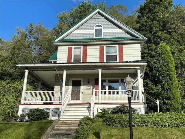 view of front of property featuring a porch and a front yard