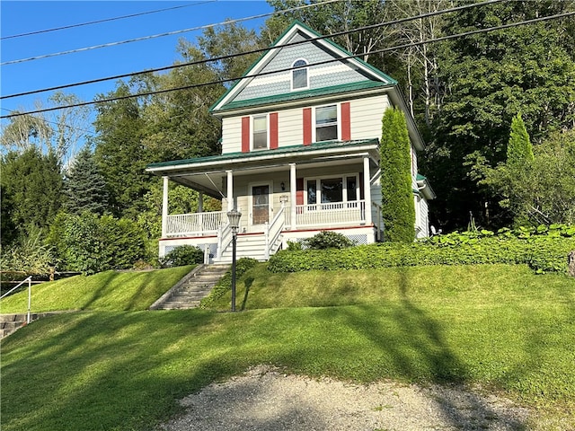 view of front of property featuring a porch and a front yard