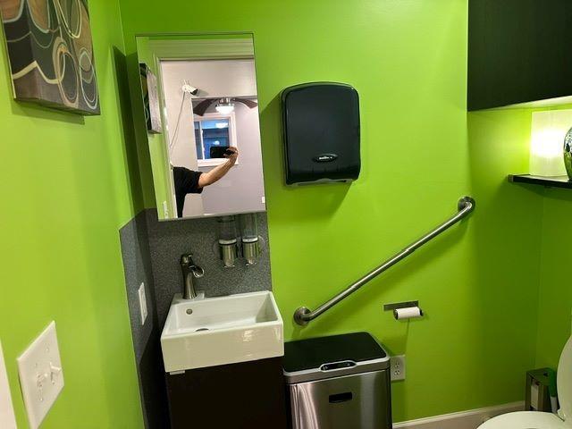 bathroom featuring decorative backsplash, toilet, and vanity