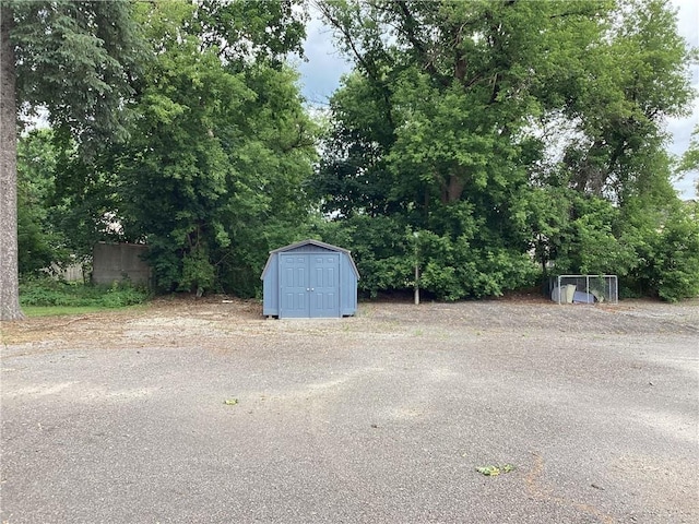 view of yard with a storage unit