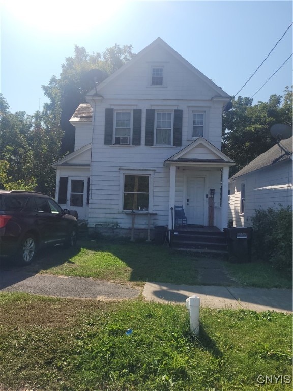 view of front of home featuring a front yard