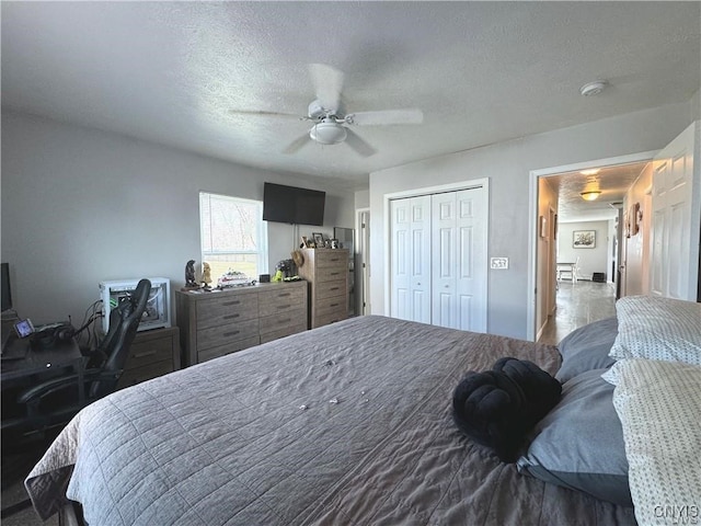 bedroom featuring ceiling fan, a textured ceiling, and a closet