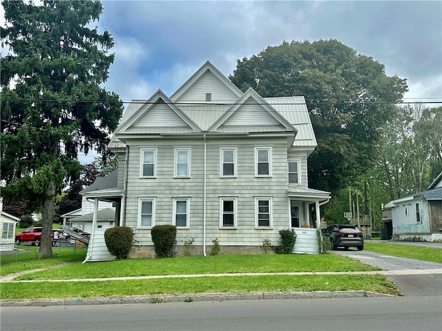 view of front of property with a front lawn