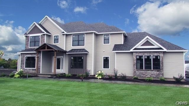 craftsman-style house featuring a front lawn