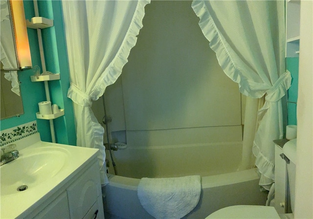 full bathroom featuring shower / tub combo with curtain, vanity, and toilet