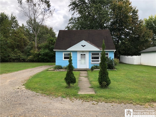 view of front of house featuring a front yard