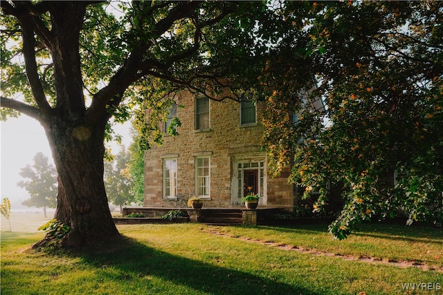 view of front of property with a front yard