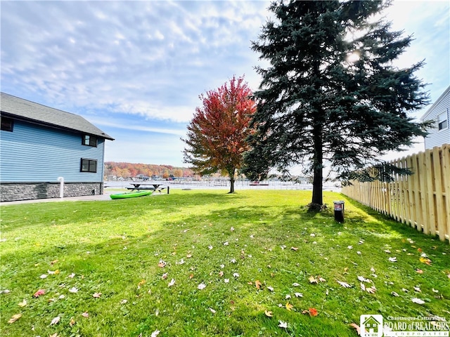 view of yard featuring a water view