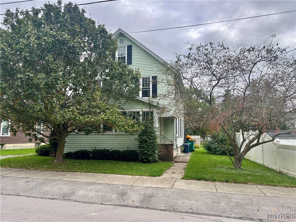 view of front of property featuring a front yard