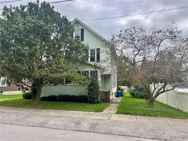 view of front of property featuring a front yard