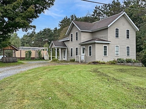 view of front of property featuring a front lawn