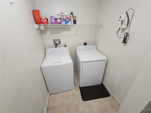 washroom featuring washing machine and clothes dryer