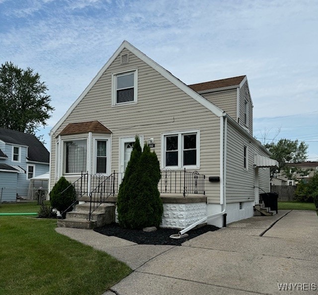 view of front facade with a front yard