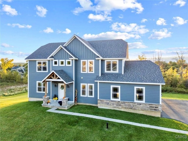 view of front of house featuring a front lawn