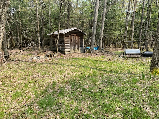 view of yard featuring a shed