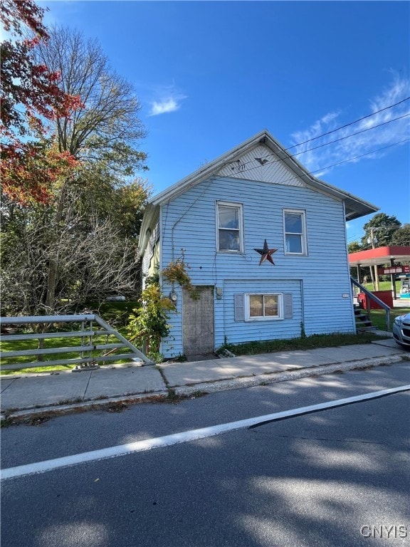 view of front of property