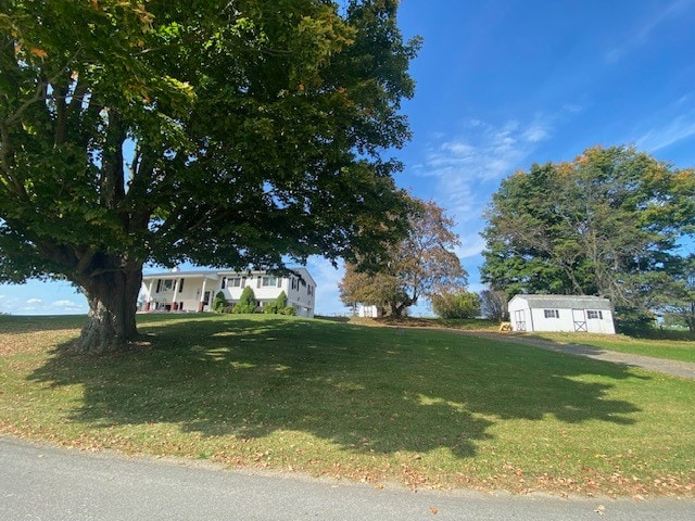 view of front of property featuring a front yard