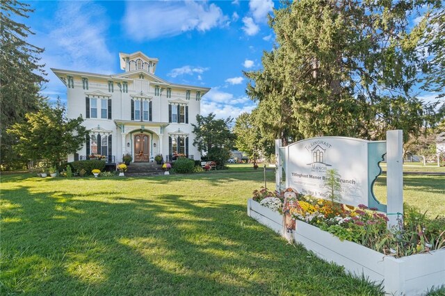 italianate-style house featuring a front yard