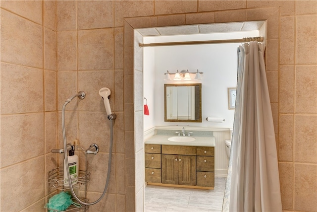 bathroom featuring a shower with curtain and vanity