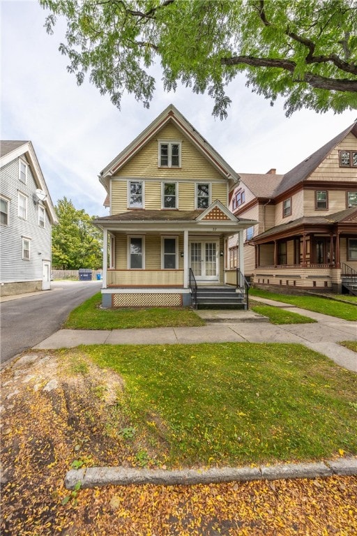 view of front of home featuring a front lawn and covered porch