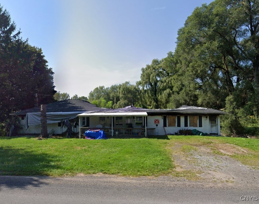 ranch-style home featuring a front lawn