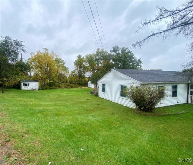 view of yard with a shed