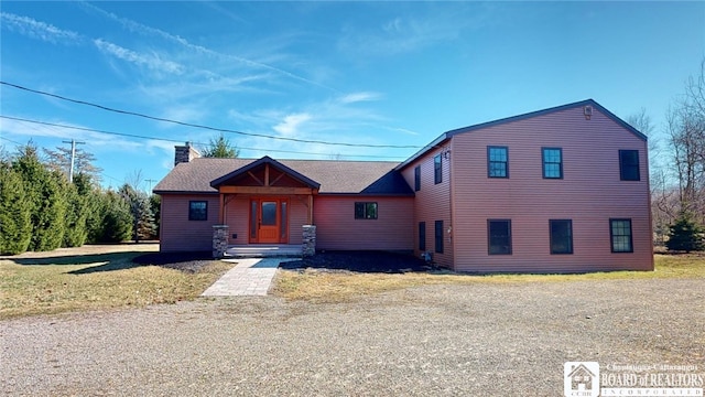 view of front of house featuring a front lawn