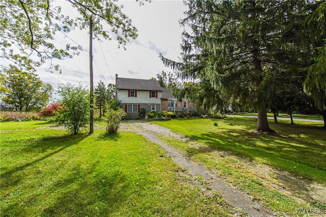 view of front facade featuring a front lawn