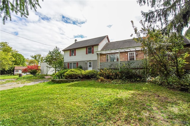 view of front of house with a front lawn