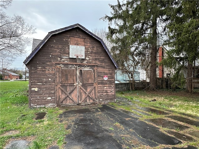 view of outbuilding