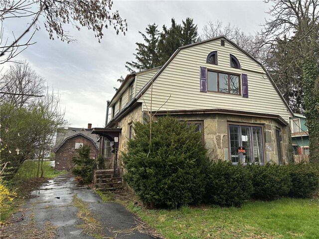 630 W Gray St, Elmira-City, NY 14905 - view of front facade with a gambrel roof