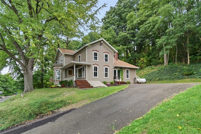 view of front of house featuring a front lawn