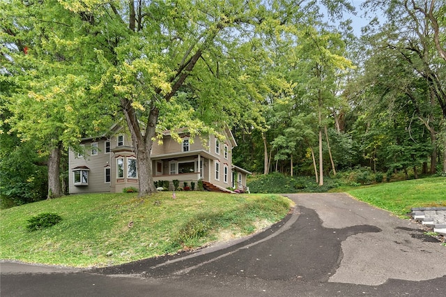 view of front of house featuring a front lawn