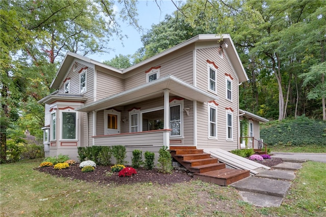 view of front of property featuring a front lawn