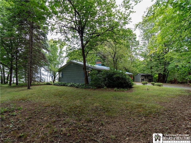 view of yard featuring a shed