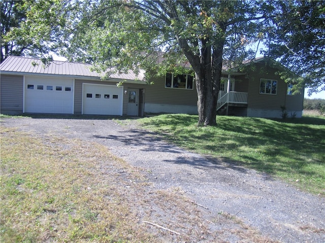 ranch-style house featuring a front lawn