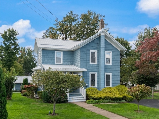 view of front of house featuring a front lawn